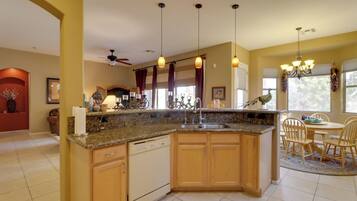 House (4 Bedrooms) | Interior