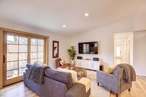 Interior - Pet-friendly Bend Rental, Walk to Galveston Ave! (Bend)