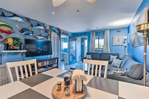 電視、iPod 底座、書籍