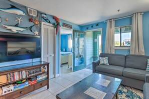 電視、iPod 底座、書籍