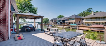 Beautiful Montgomery Home w/ Lakefront Deck!