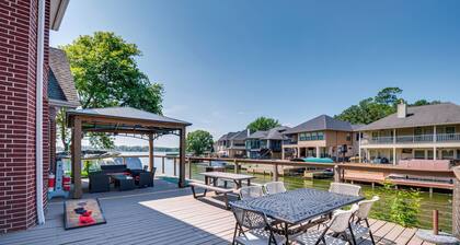 Beautiful Montgomery Home w/ Lakefront Deck!