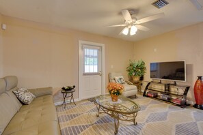 House (3 Bedrooms) | Interior - 10 Mi to Coquina Beach: Spacious Bradenton Duplex (Bradenton)