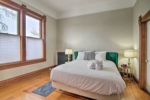 2 soverom, strykejern/-brett, barnesenger (inkludert) og sengetøy