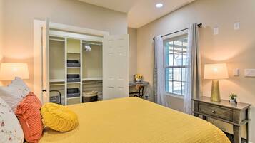Apartment (1 Bedroom) | 1 bedroom, laptop workspace, iron/ironing board, bed sheets
