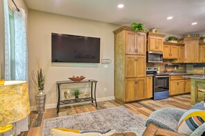 Interior - Cheery Raymondville Apt ~ 6 Mi to Delta Lake! (Raymondville)