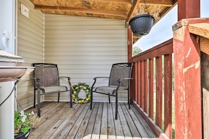 Apartment (2 Bedrooms) | Interior - Deck + Yard: Pet-friendly Apartment in Magna! (Magna)