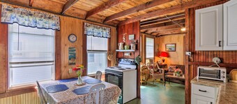 'grandma's Cottage' w/ Sunroom: Walk to Beach