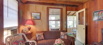 'กระท่อมของยาย' พร้อมห้องนั่งเล่น: เดินไปที่ชายหาด