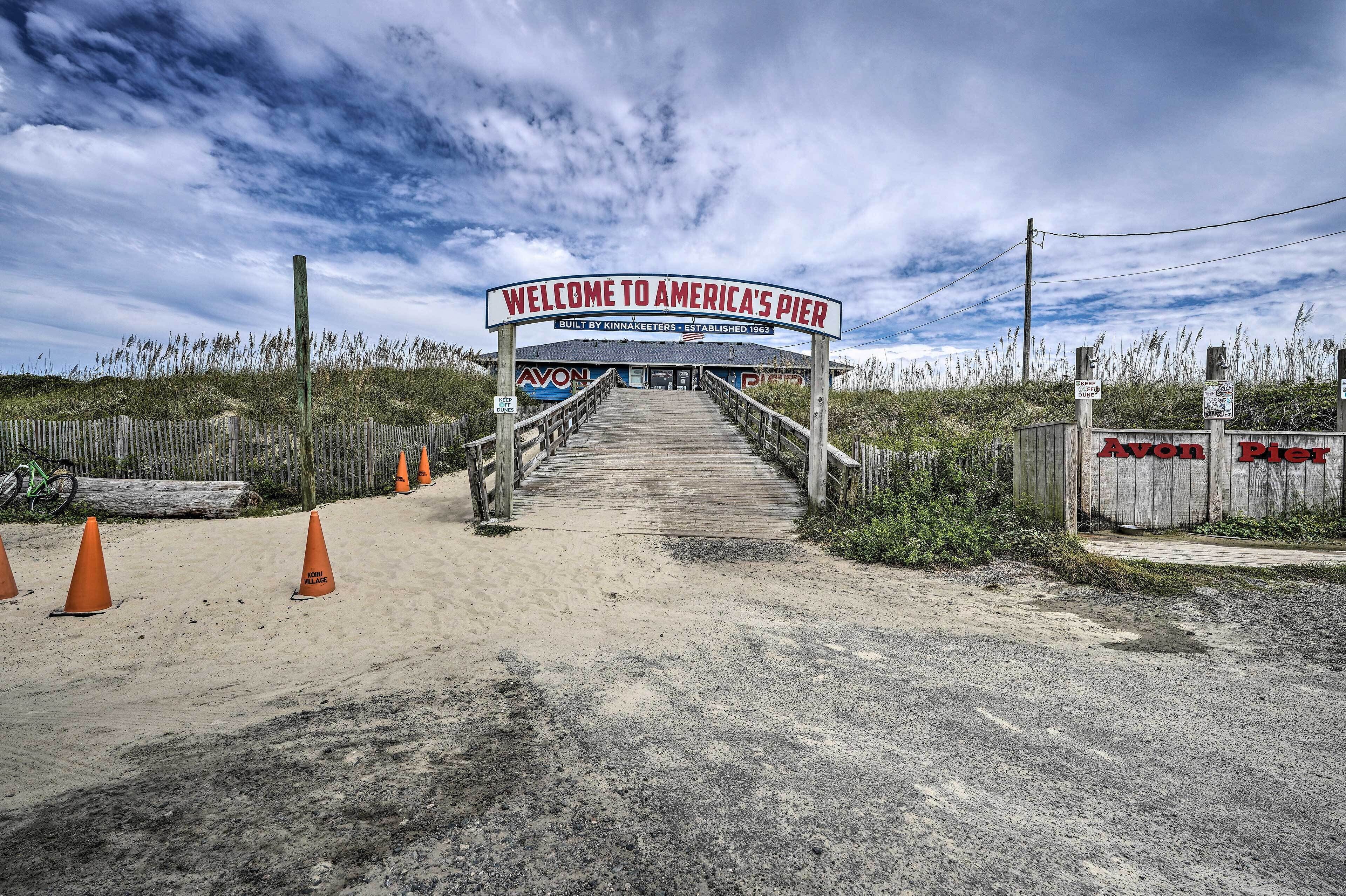 Entrada de un muelle de madera con un cartel que dice "Welcome to America's Pier".