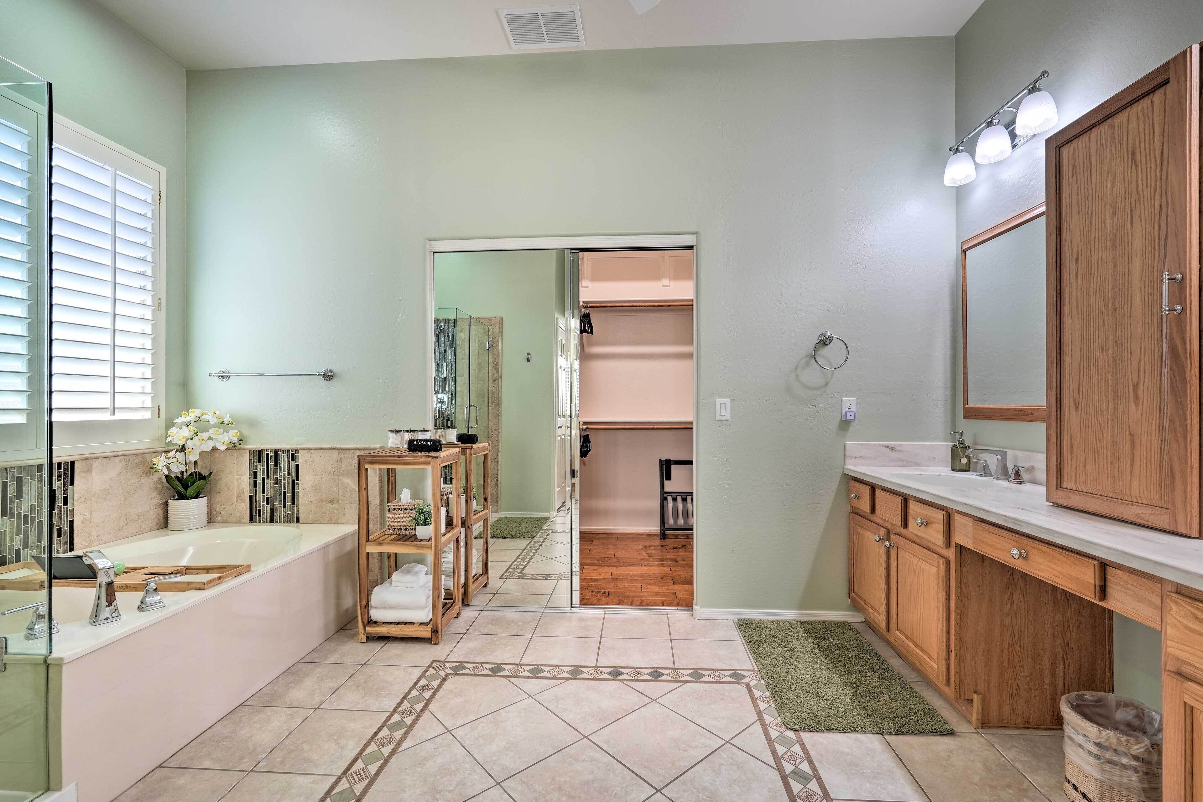 Une salle de bain avec une baignoire, un meuble-lavabo et un miroir.