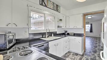 House (3 Bedrooms) | Interior