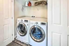 House (3 Bedrooms) | Interior - Mtn View Anchorage Escape ~ 15 Mi to Downtown (Anchorage)