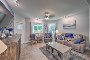 Interior - Spacious Fort Wayne Condo w/ Porch + Storage! (Fort Wayne)