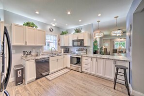 Apartment (3 Bedrooms) | Interior - Spacious Fort Wayne Condo w/ Porch + Storage! (Fort Wayne)