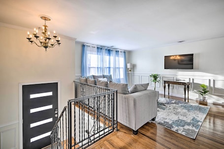 Apartamento (3 Bedrooms) | Parte interna. Bay Shore Vacation Rental w/ Shared Yard!