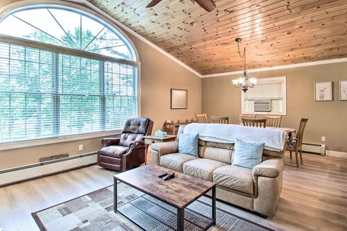 Readfield Retreat w/ Lake Maranacook Views!