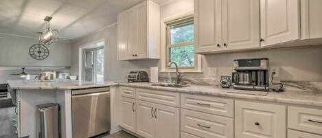 House (3 Bedrooms) | Private kitchen | Microwave, oven, stovetop, dishwasher