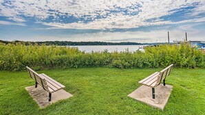 Two benches facing a lake with a view of boats and greenery. - Breezy-chic Apartment - Steps to Geneva Lake! (Williams Bay)