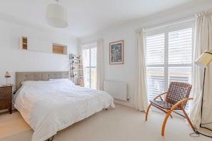Eenvoudig appartement, Meerdere bedden | 2 slaapkamers, een strijkplank/strijkijzer, beddengoed