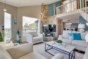 TV - Pacific Penthouse With Sunroom & Ocean Views! (Newport)