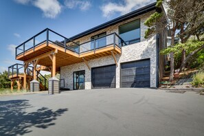 Exterior - Pacific Penthouse With Sunroom & Ocean Views! (Newport)