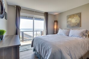 House (3 Bedrooms) | 3 bedrooms, bed sheets - Pacific Penthouse With Sunroom & Ocean Views! (Newport)