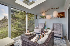 TV - Pacific Penthouse With Sunroom & Ocean Views! (Newport)