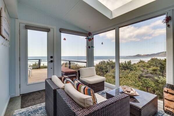 Interior - Pacific Penthouse With Sunroom & Ocean Views! (Newport)