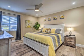 2 bedrooms, desk, laptop workspace, iron/ironing board - Arizona Condo w/ Community Pool & Hot Tub (Mesa)