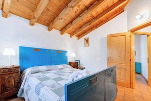 Familienvilla, 3 Schlafzimmer, Kamin, Bergseite (Villa Il Castagno: Few min From) | 3 Schlafzimmer, WLAN