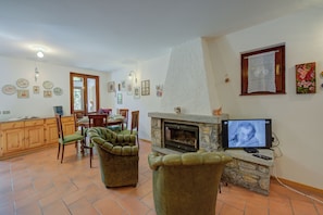 Familienvilla, Mehrere Schlafzimmer, Bergseite (Villa Il Castagno Few Min From Beach) | Wohnbereich | 21-Zoll-Flachbildfernseher mit Satellitenempfang, Kamin