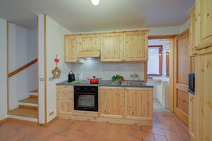 Familienvilla, Mehrere Schlafzimmer, Bergseite (Villa Il Castagno Few Min From Beach) | Eigene Küche | Kühlschrank, Mikrowelle, Ofen, Herdplatte