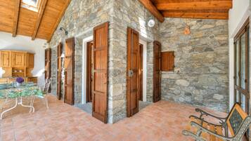 Villa familiare, 3 camere da letto, caminetto, lato montagna (Villa Il Castagno: Few min From) | Interni