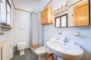 Family Villa, 3 Bedrooms, Fireplace, Mountainside (Villa Il Castagno Few Min From Beach) | Bathroom