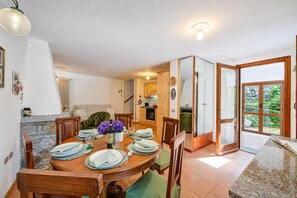 Familienvilla, 3 Schlafzimmer, Kamin, Bergseite (Villa Il Castagno: Few min From) | Speisen