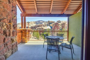 Outdoor dining - Park City Condo: Steps to Canyons Village & Skiing (Park City)