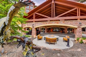 Outdoor dining - Park City Condo: Steps to Canyons Village & Skiing (Park City)
