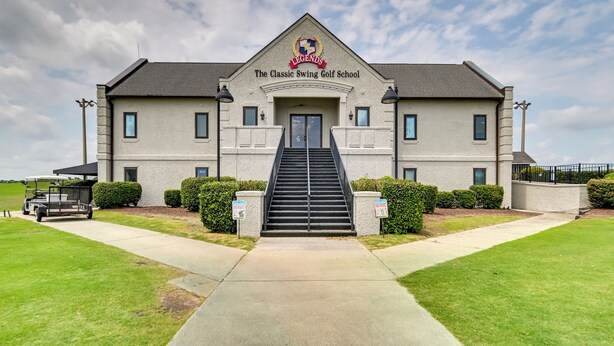 Un edificio con un letrero que dice "LEGENDS The Classic Swing Golf School".