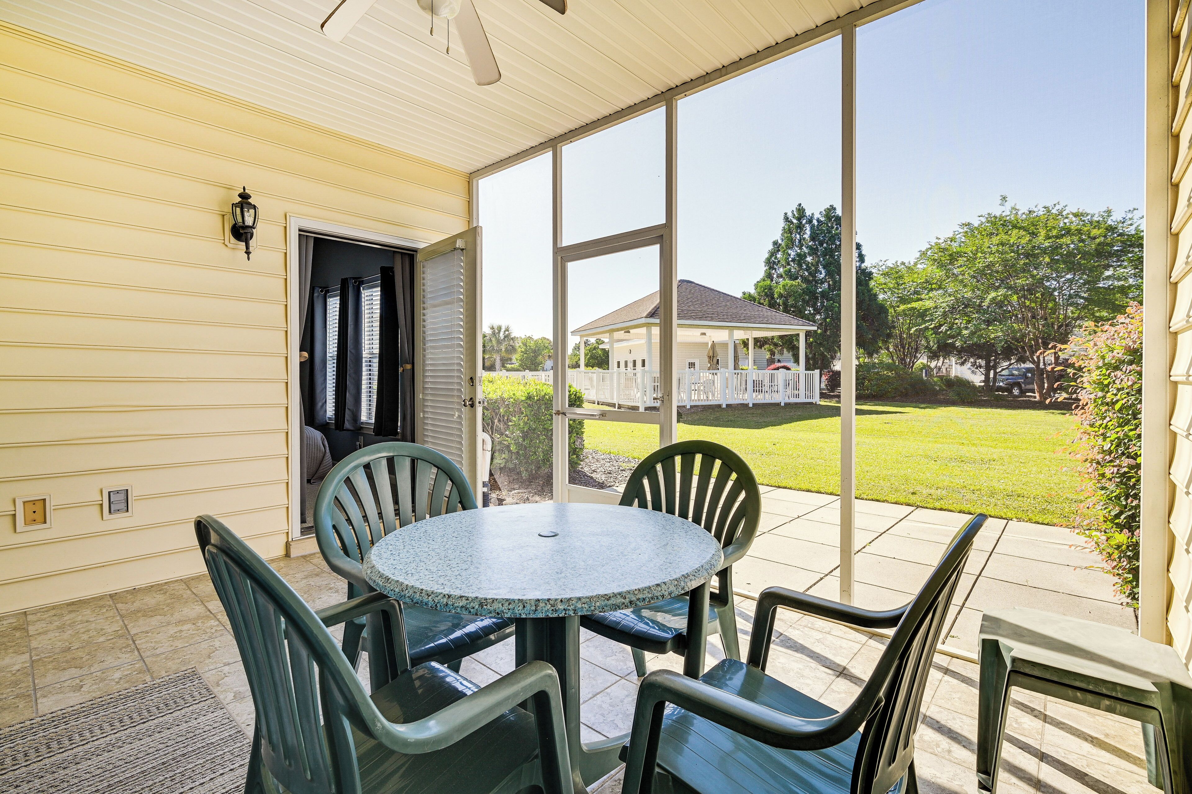 อพาร์ทเมนท์ (2 Bedrooms) | ด้านหน้าที่พัก