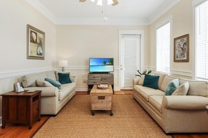 Casa, várias camas (Waterside Village Cottage 3220) | Área de estar