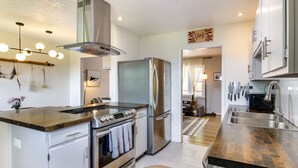 บ้านพัก (3 Bedrooms) | ครัวส่วนตัว | ไมโครเวฟ, เตาอบ, เตาประกอบอาหาร, เครื่องล้างจาน