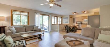 Cottage (3 Bedrooms) | Living area