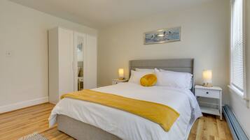 2 bedrooms, laptop workspace, iron/ironing board, bed sheets