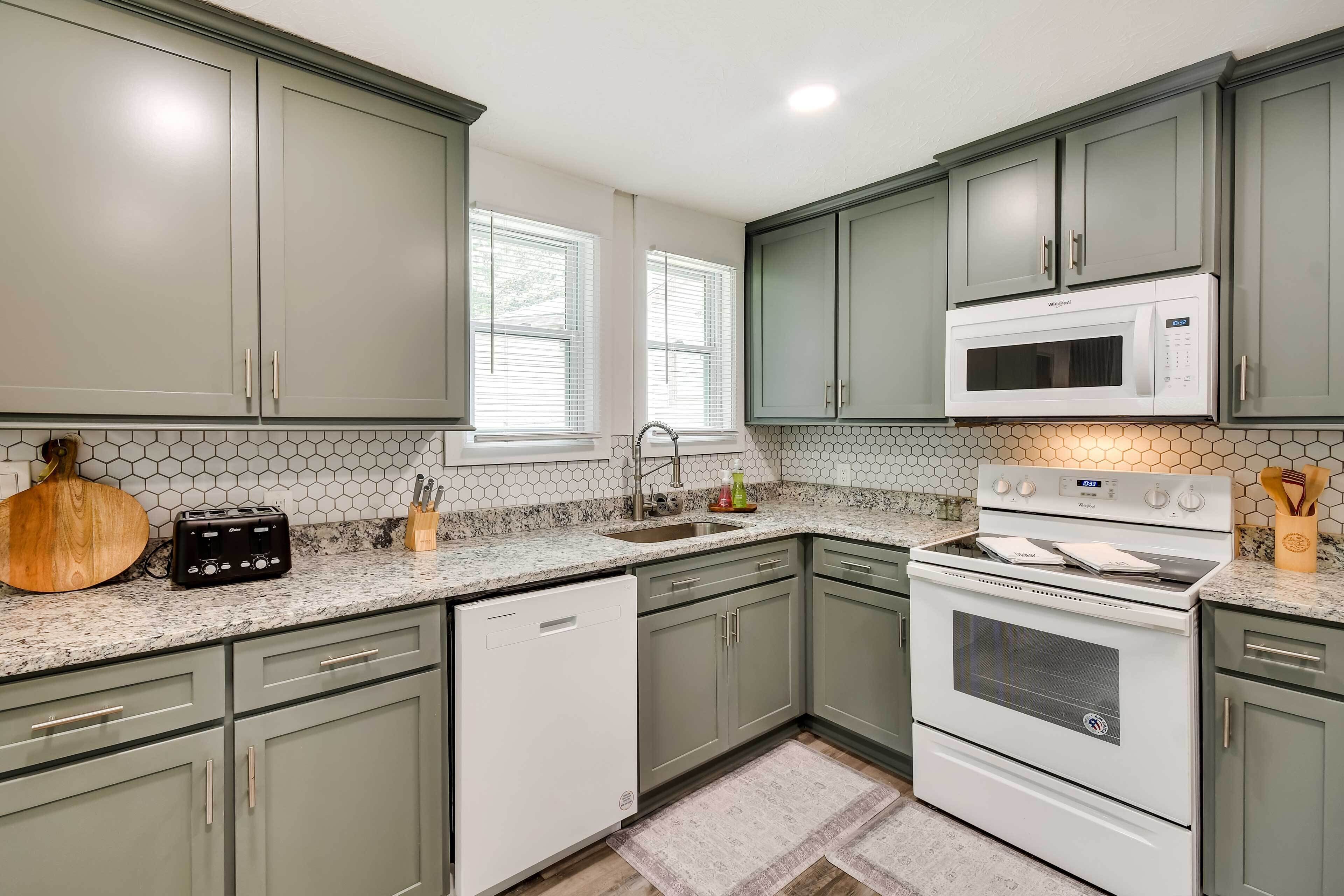 House (3 Bedrooms) | Private kitchen | Microwave, oven, stovetop, dishwasher