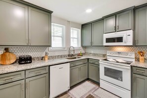 Nhà (3 Bedrooms) | Bếp riêng | Lò vi sóng, lò nướng, bếp nấu, máy rửa bát 