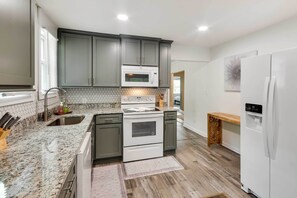 Microondas, horno, placa de cocina, lavavajillas