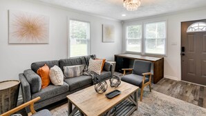 Living area - Single-story Home < 1 Mi to Tuskegee University! (Tuskegee)
