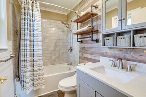 A modern bathroom with a bathtub, toilet, and vanity. - Lawrenceburg Family Home w/ Seasonal Pool! (Lawrenceburg)