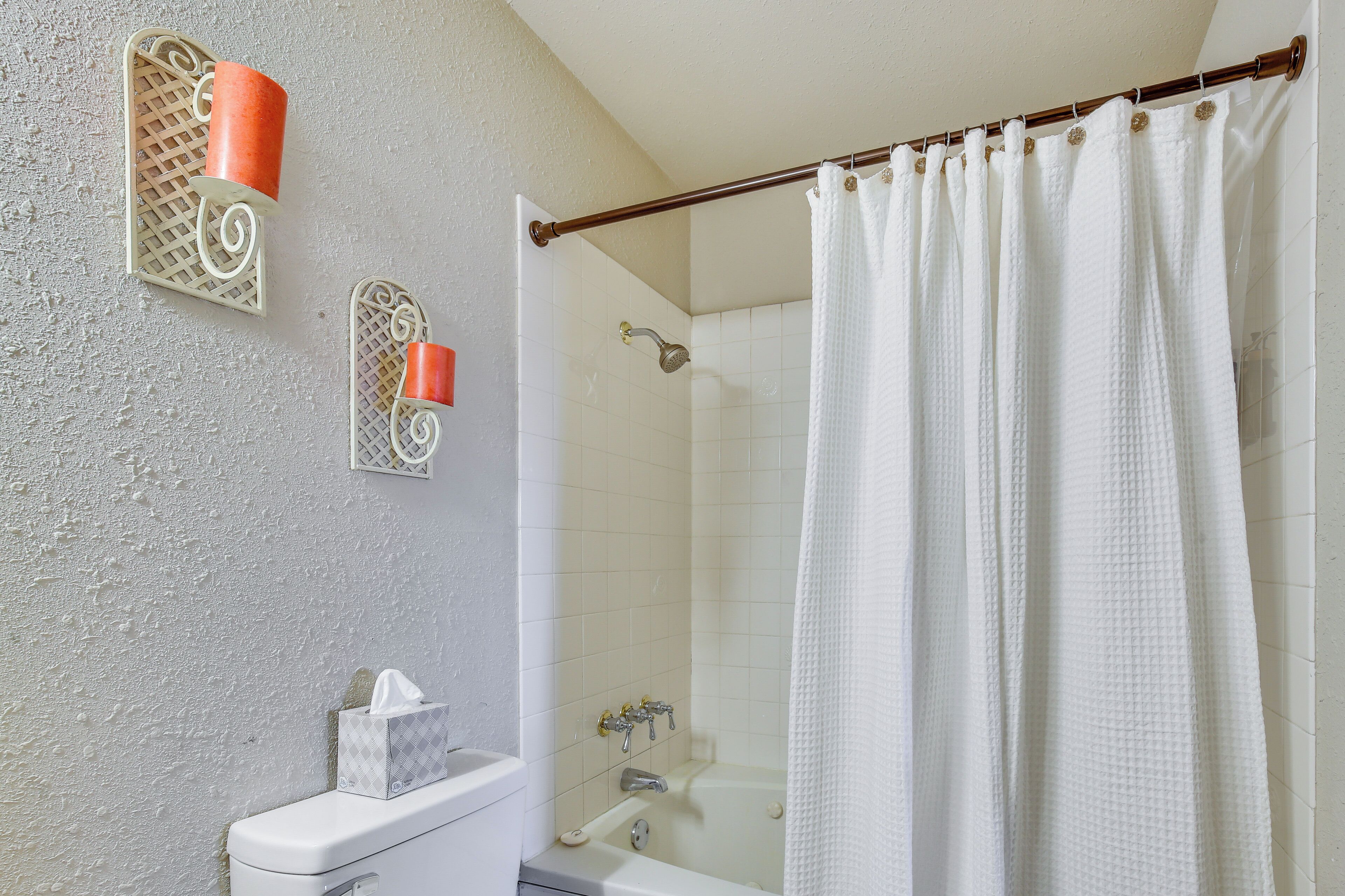 Ein Badezimmer mit Toilette, einer Badewanne und einer Duschvorhang.